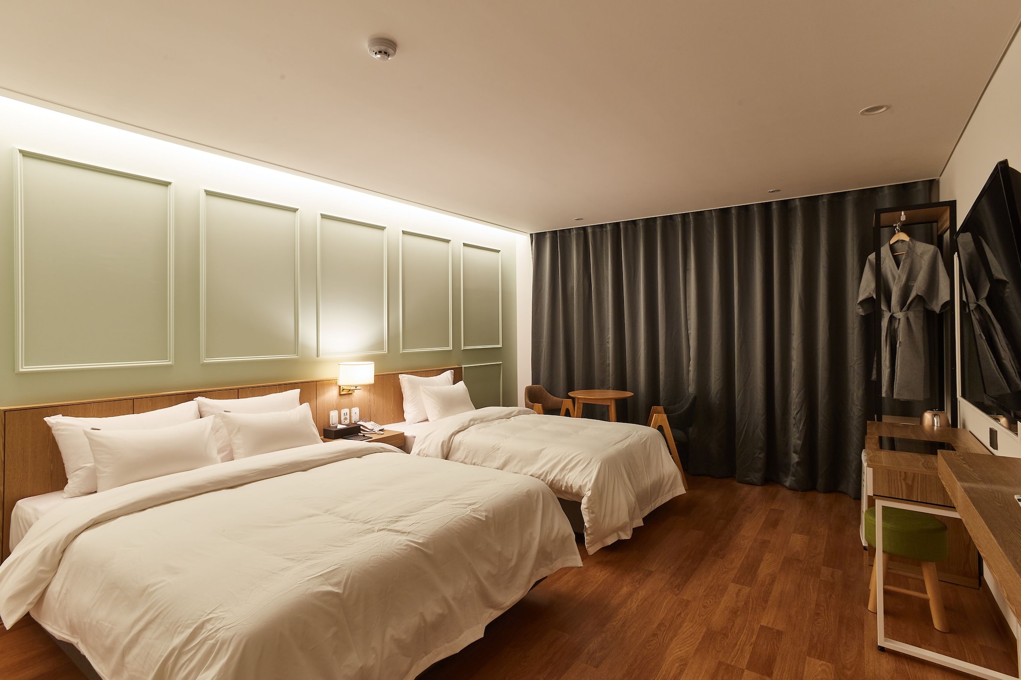 DELUXE, TWIN BEDS