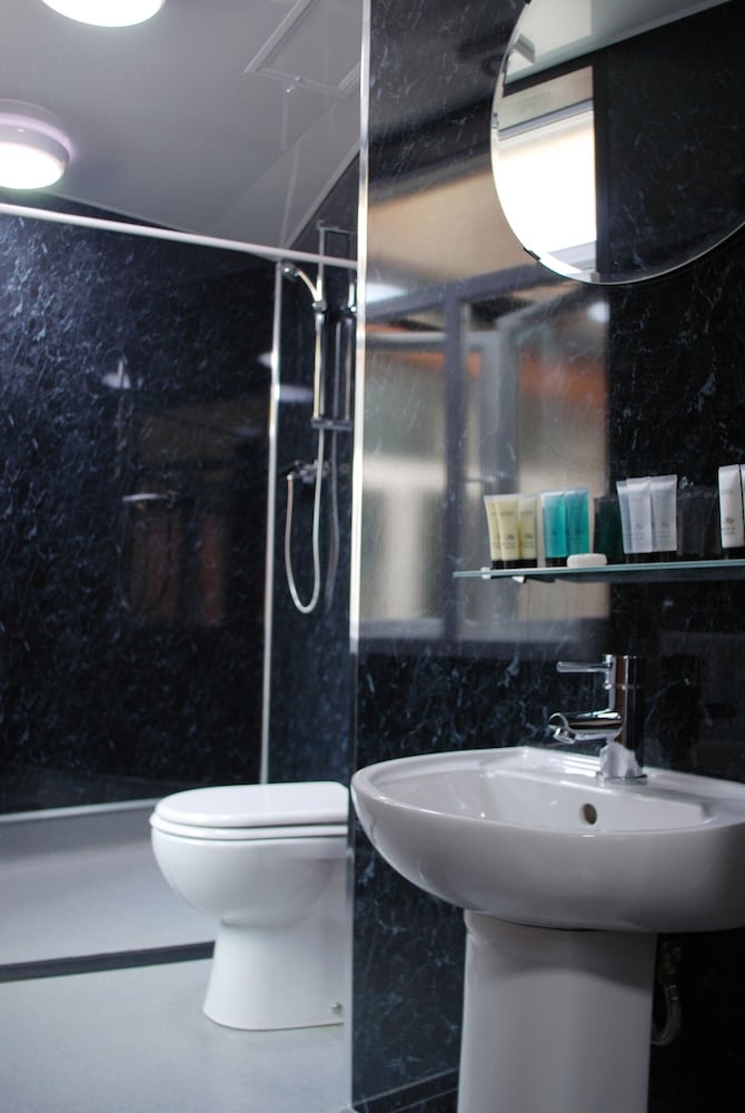 غرفة صغيرة بسرير مزدوج