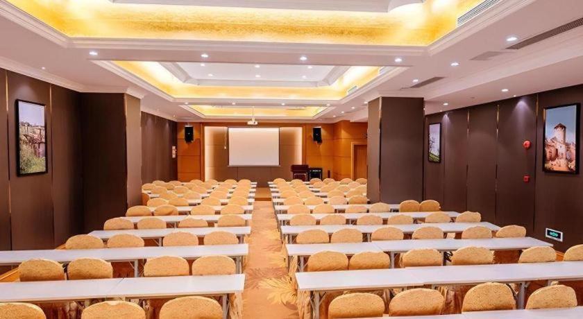 Vienna International Hotel (Shanghai Dishui Lake Lingang New City) 60/64