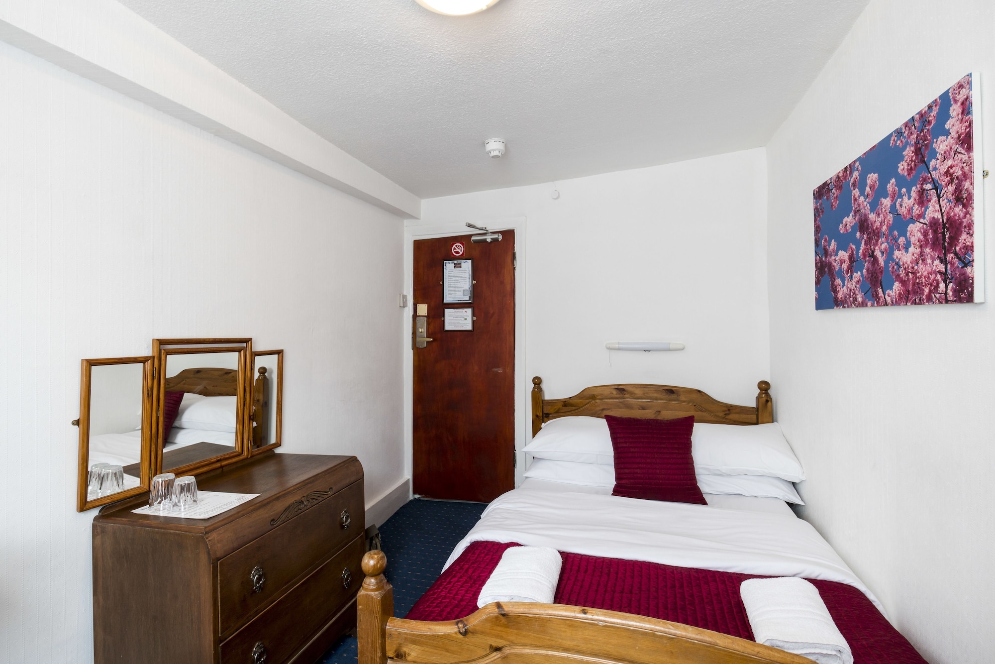 ROOM, DOUBLE BED, SHARED BATHROOM