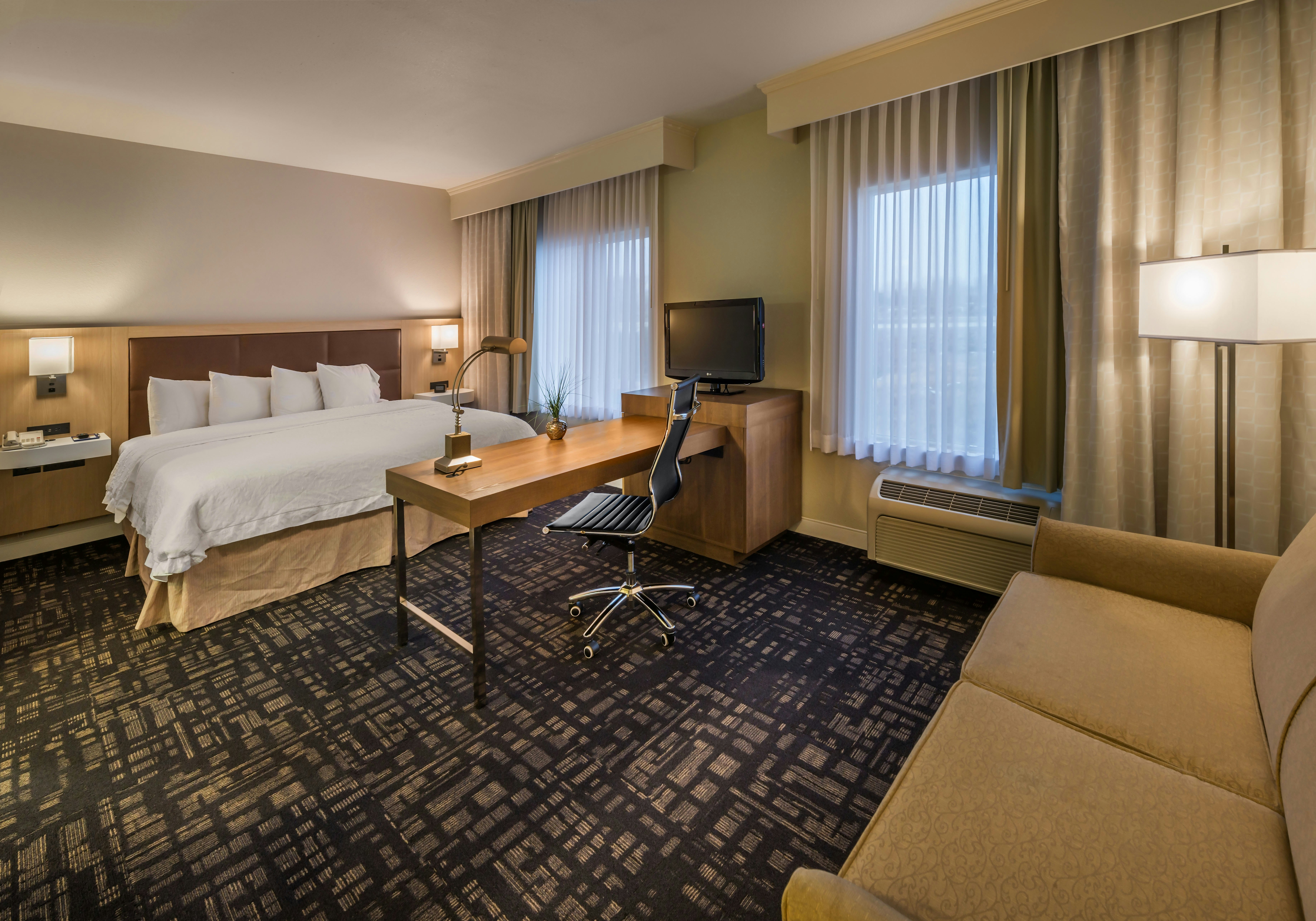 SUITE, KING BED, ACCESSIBLE