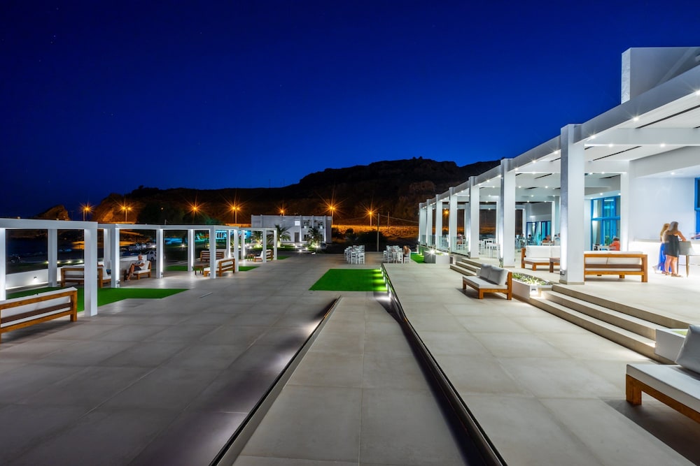 Kamari Plus Hotel 41/49