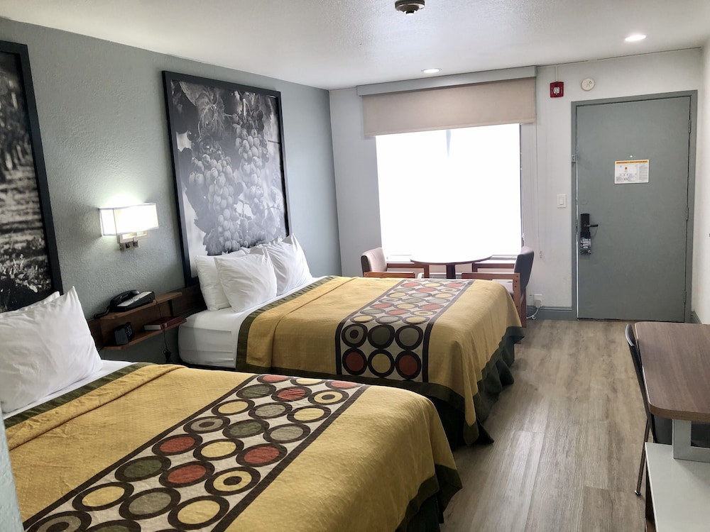 غرفة قياسية بسريرين كوين، Super 8 by Wyndham Fort Bragg 5/10