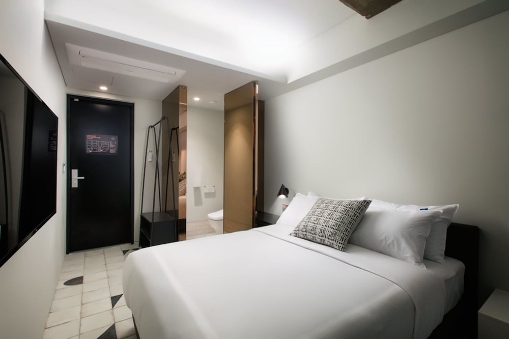 DELUXE, BATHTUB