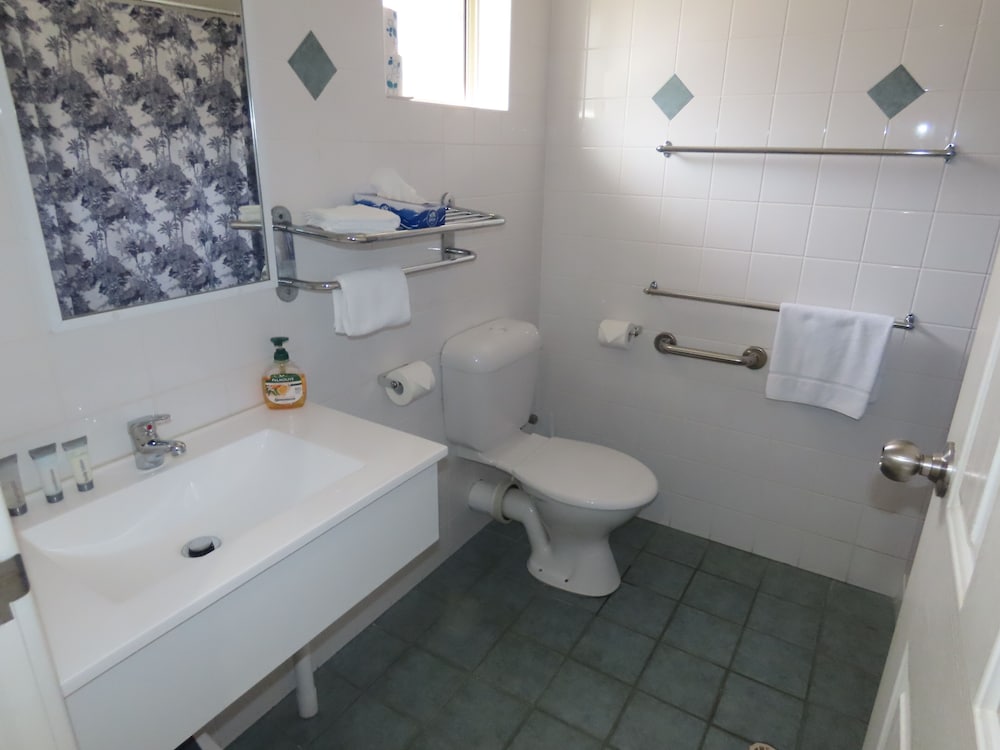 Emu Point Motel 67/70