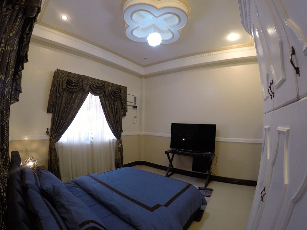 The Executive Villa Inn & Suites 47/60