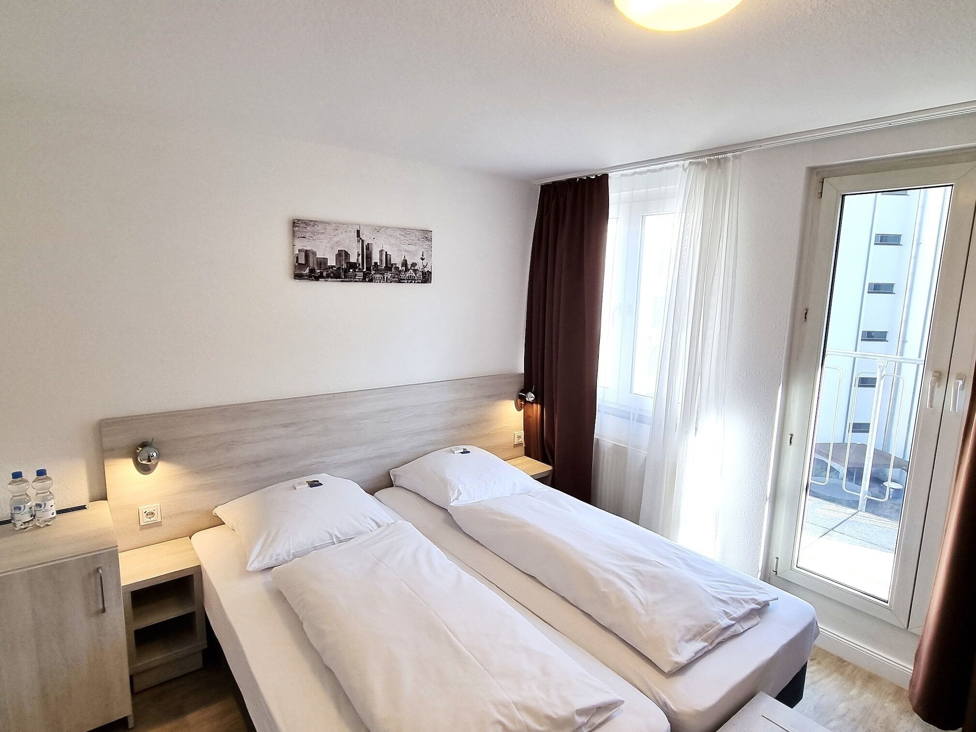 ROOM, DOUBLE BED