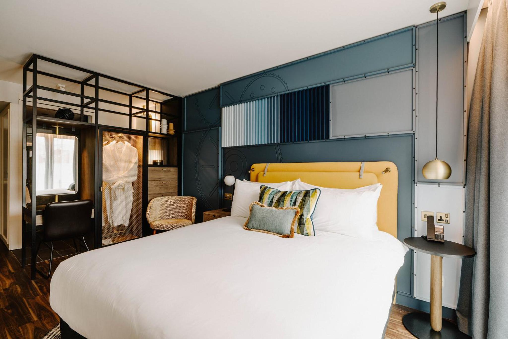 Deluxe, King Bed