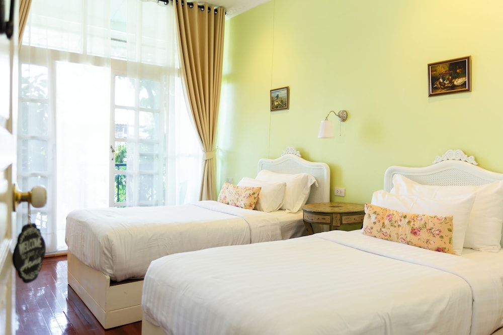 SUITE, TWIN BEDS