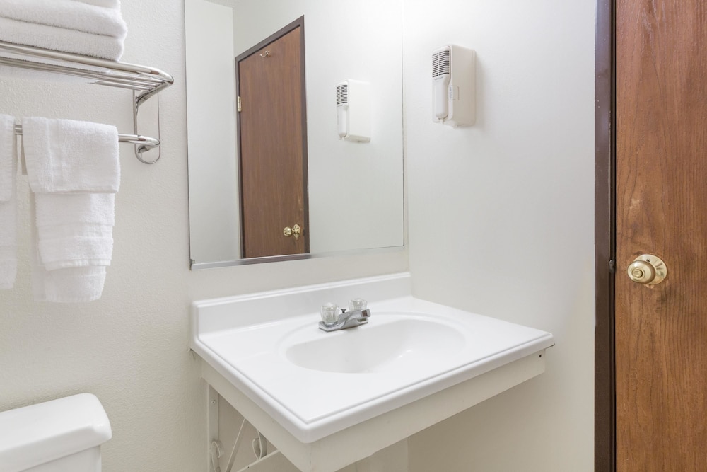 Super 8 by Wyndham Colorado Springs/Chestnut Street 10/29
