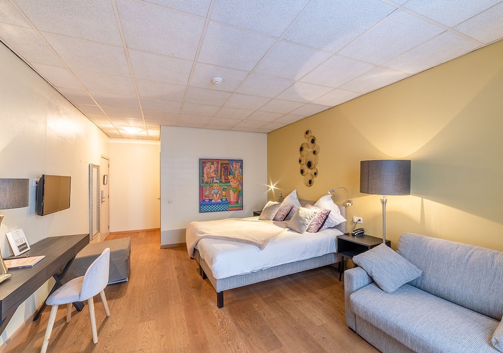 Hotel La Legende 11/25
