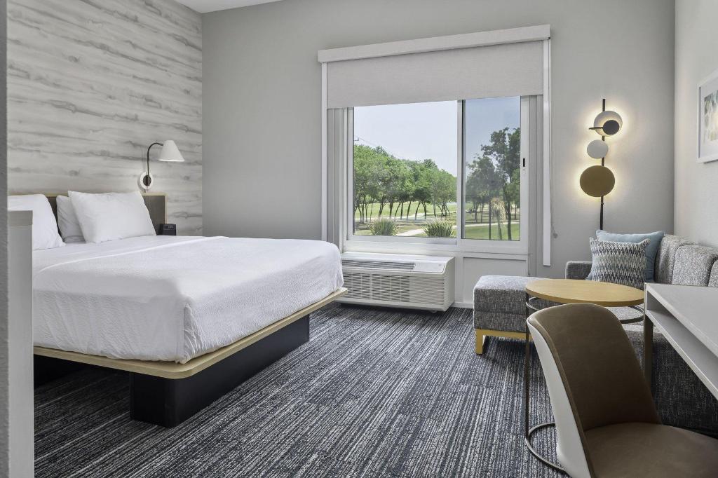 Studio, King Bed, Golf Course View, Sofa