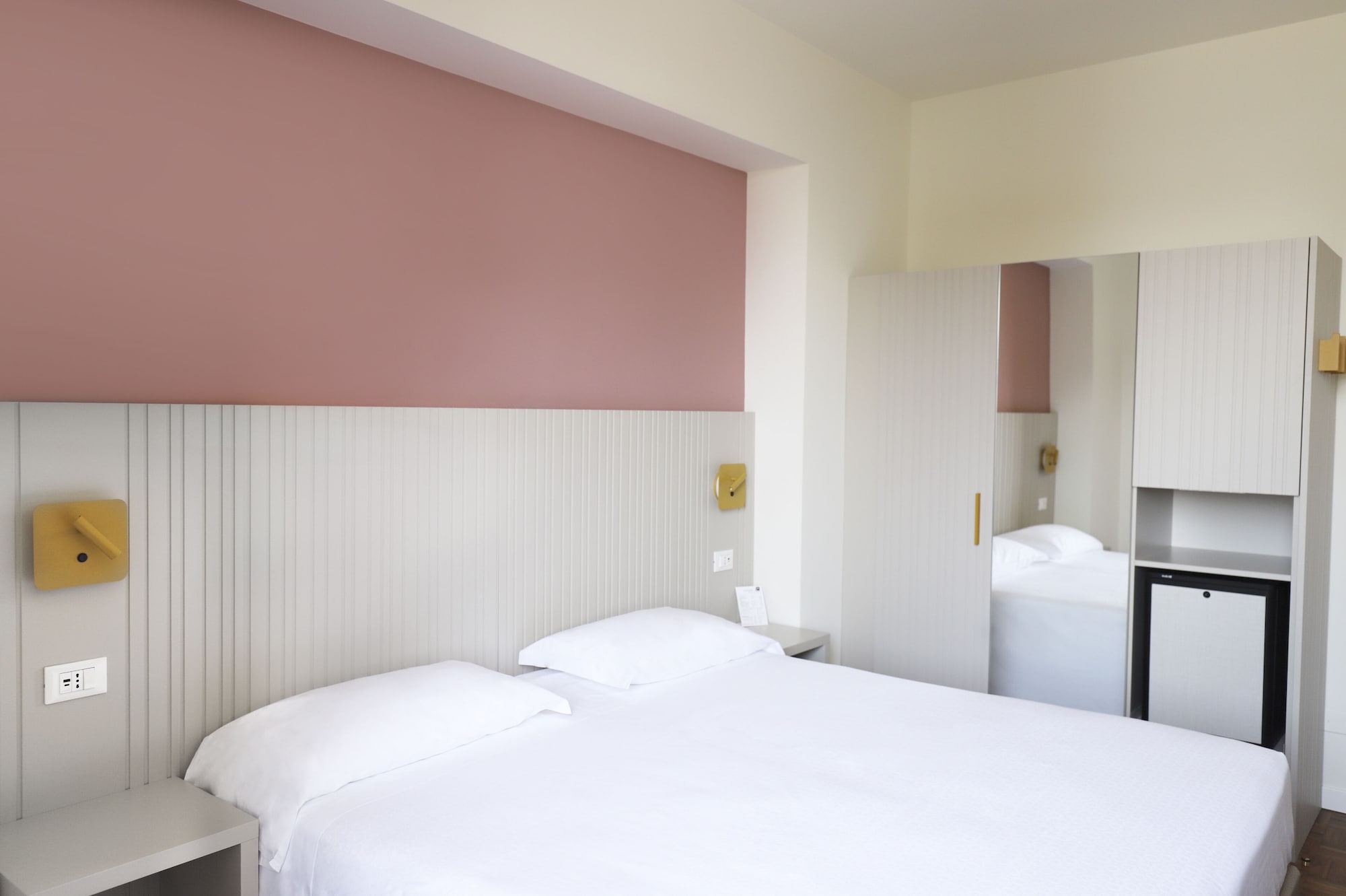 ROOM, DOUBLE BED