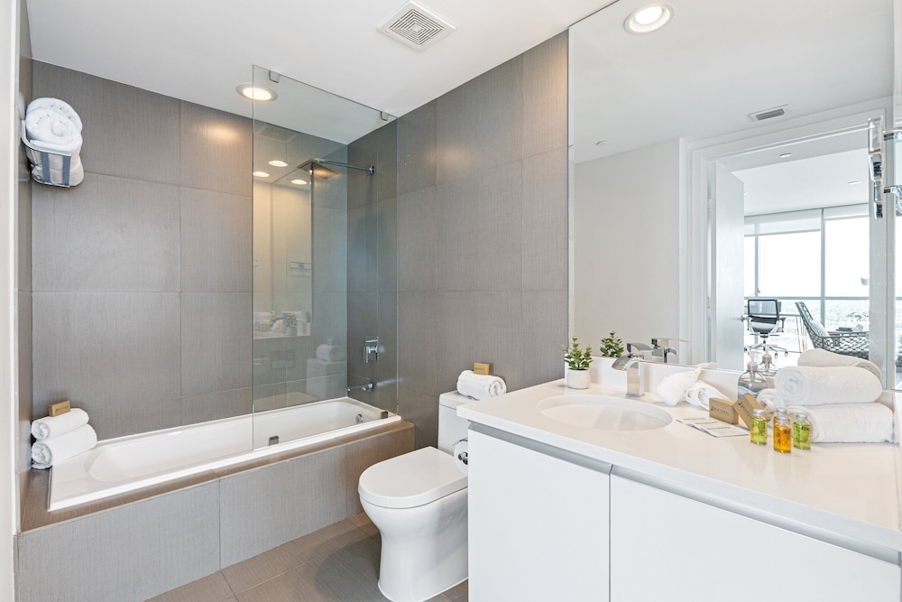 1 Bedroom, Deluxe, Apartment, King Bed, Bay View, Sofa, Corner، Dharma Home Suites Miami At Monte Carlo 4/5