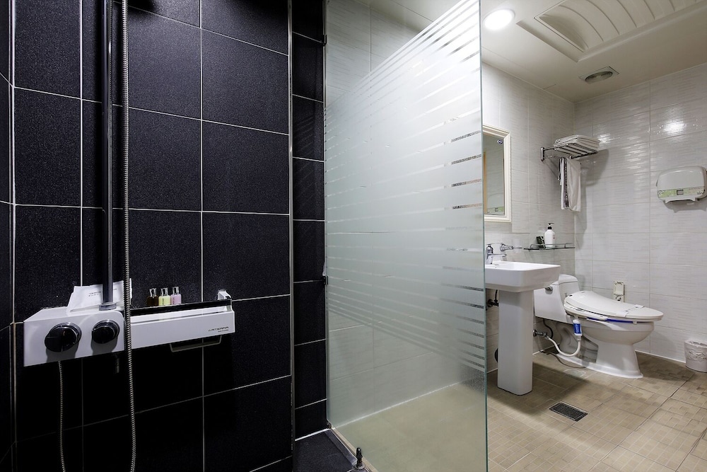 White Tourist Hotel 22/24
