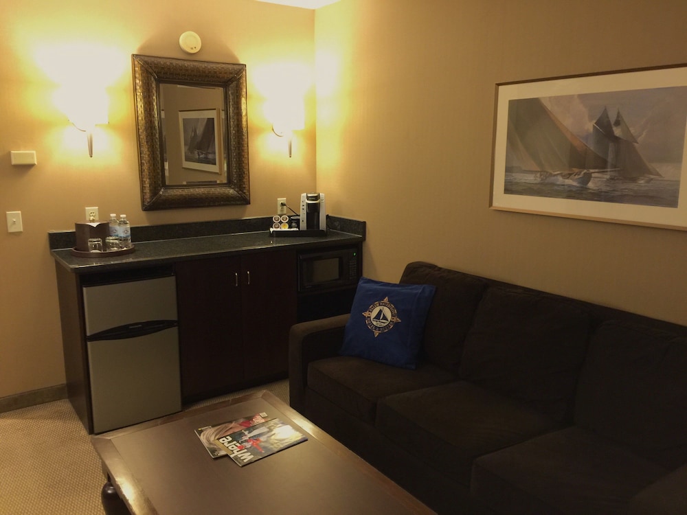 Salem Waterfront Hotel and Suites 24/45