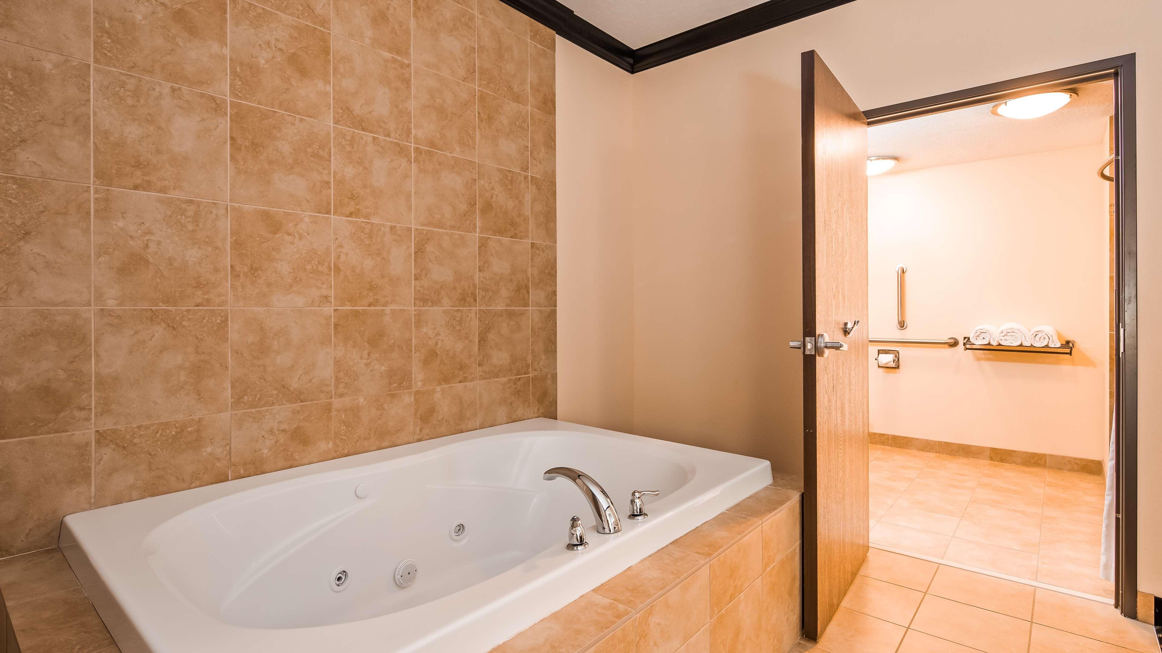 جناح بسرير كينج مع أريكة بحوض جاكوزي، Best Western Plus Airport Inn Suites Salt Lake City 7/7
