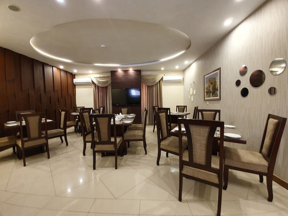 S Chalet Multan 38/44