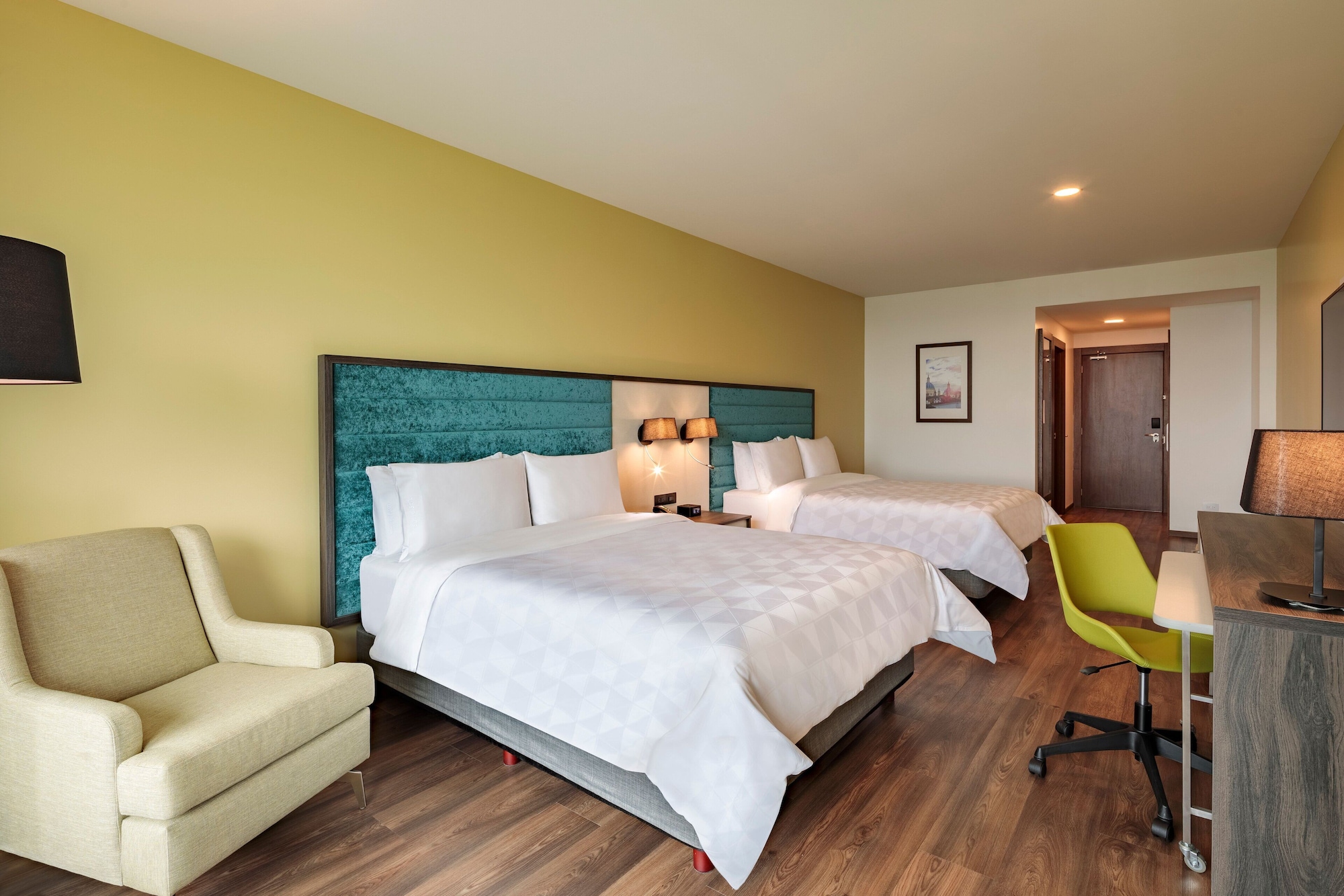 غرفة قياسية بسريرين كوين مع دخول صالة النادي، Holiday Inn Quito Airport 3/4