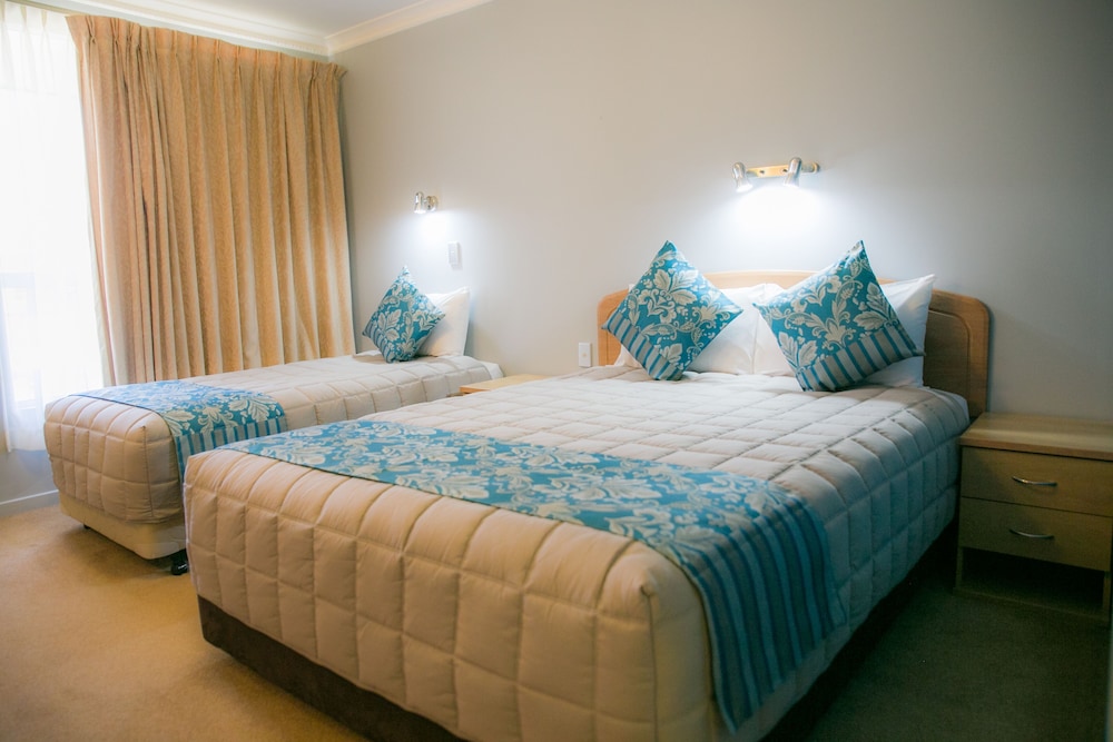 GOSFORD PALMS MOTOR INN 16/62