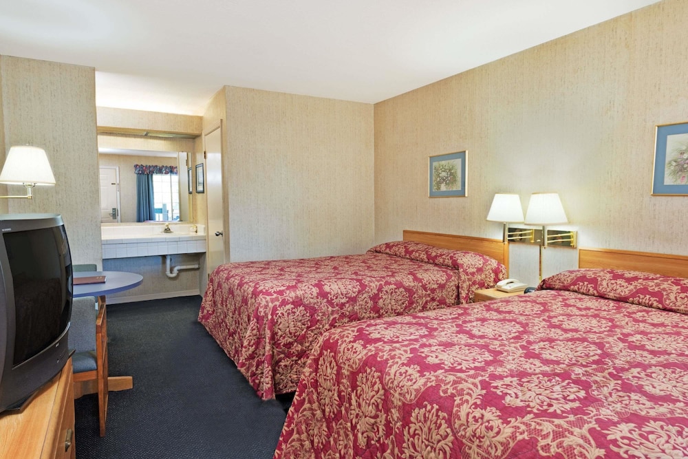 Super 8 By Wyndham Auburn 14/31