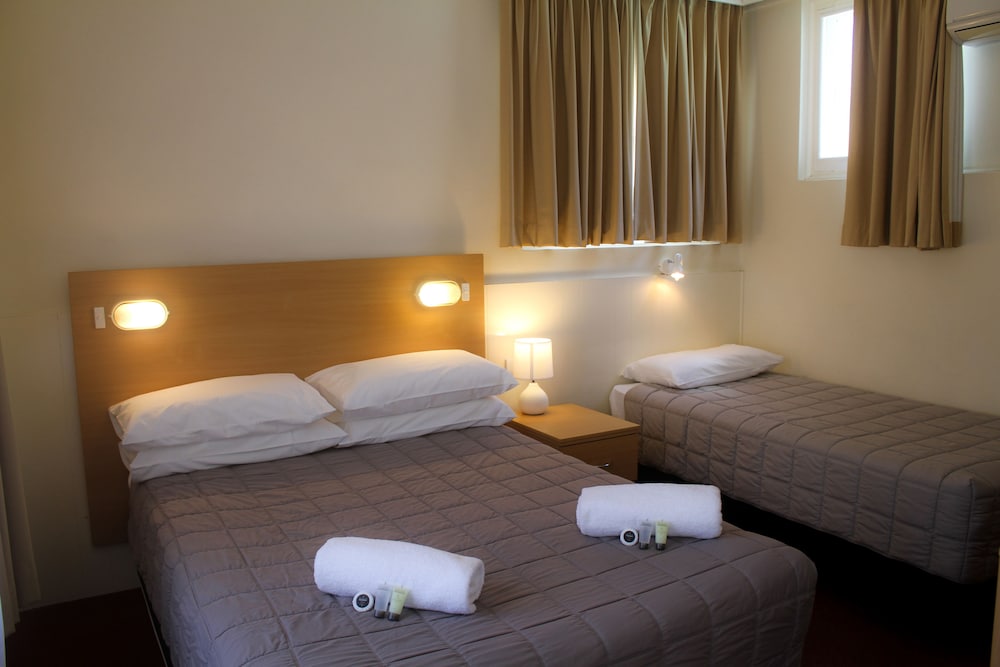 COWRA MOTOR INN 16/65