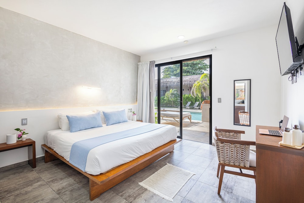 DELUXE, SUITE, KING BED, POOL VIEW, PRIVATE BATHROOM