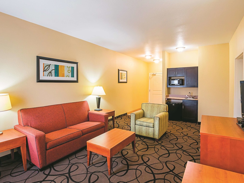 La Quinta Inn & Suites by Wyndham Ft. Worth - Forest Hill TX 26/49