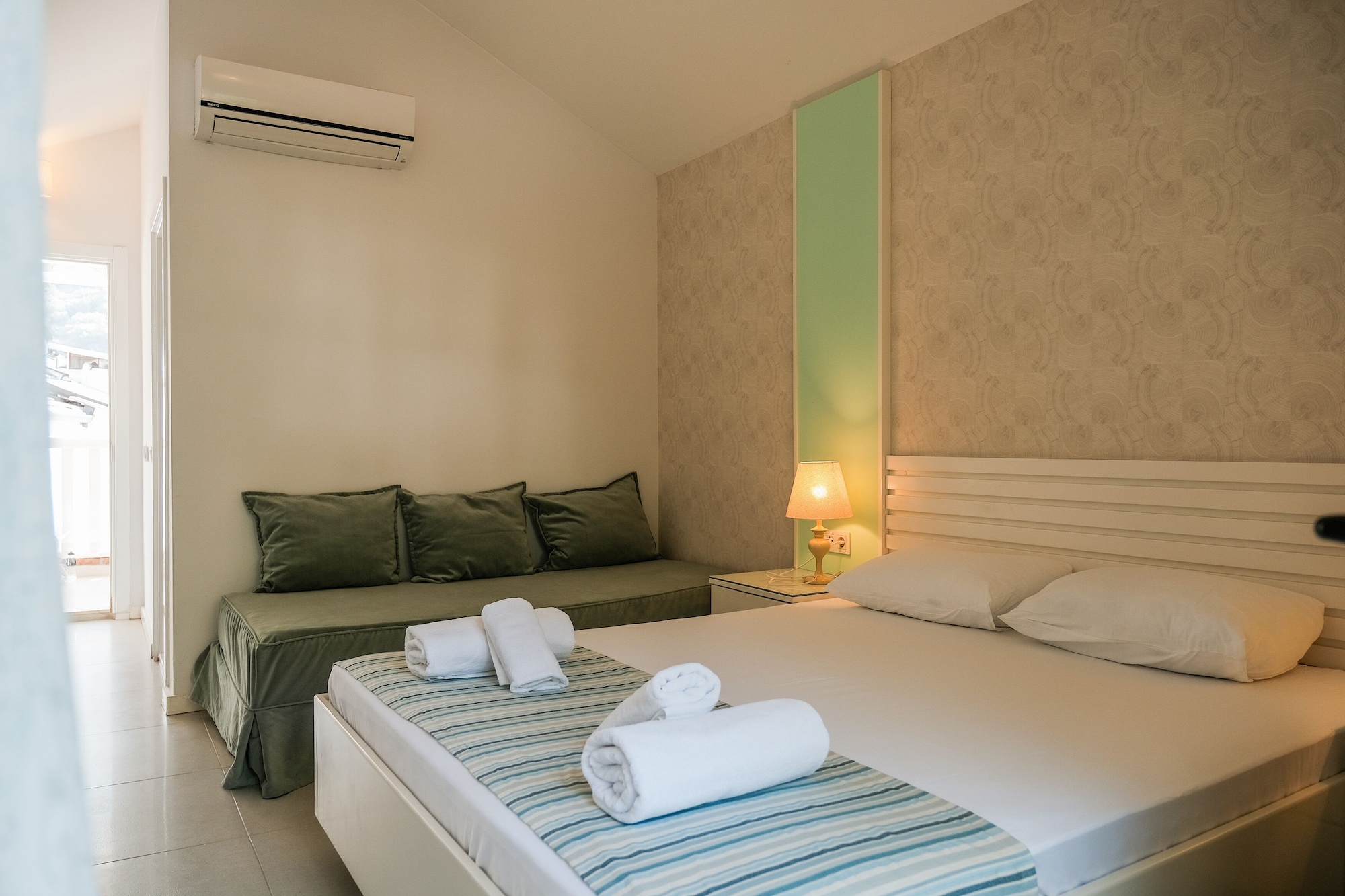 SUPERIOR, DOUBLE BED, POOL VIEW