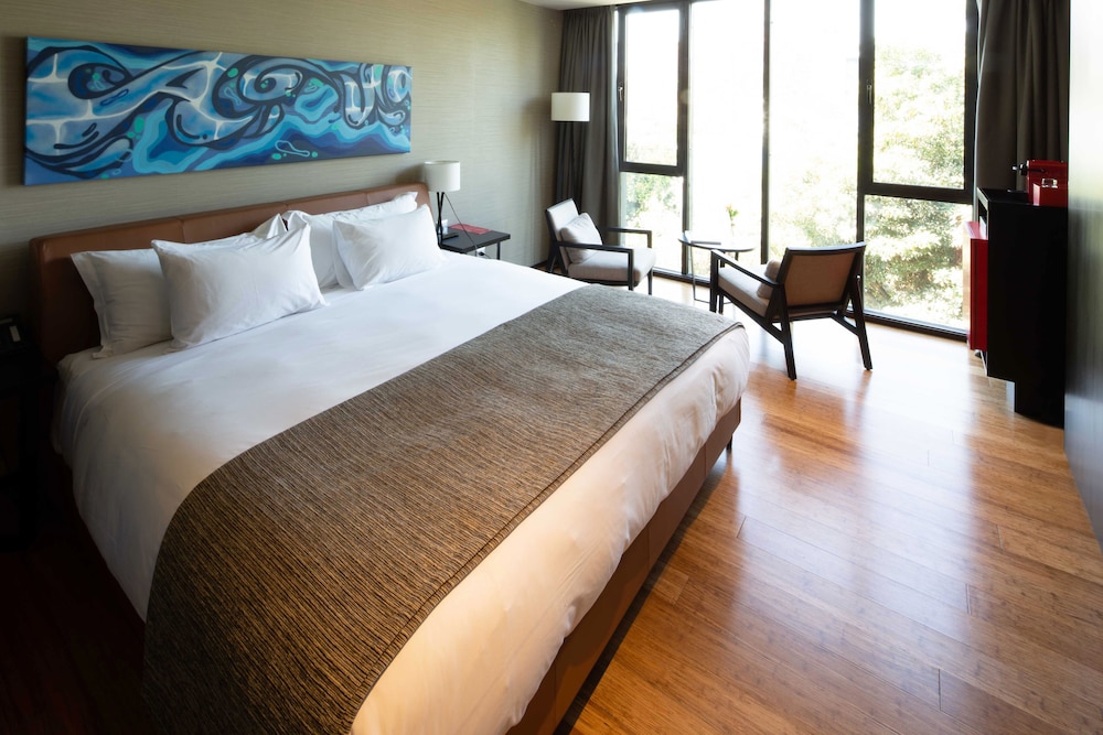 Ladera Hotel 10/50