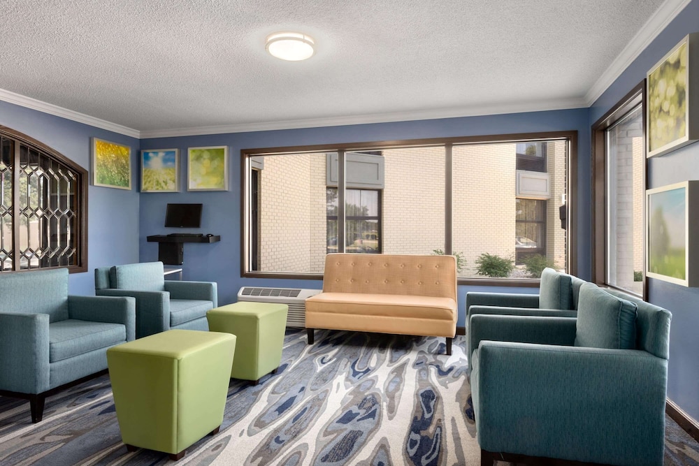 Days Inn and Suites by Wyndham Merrillville 15/28