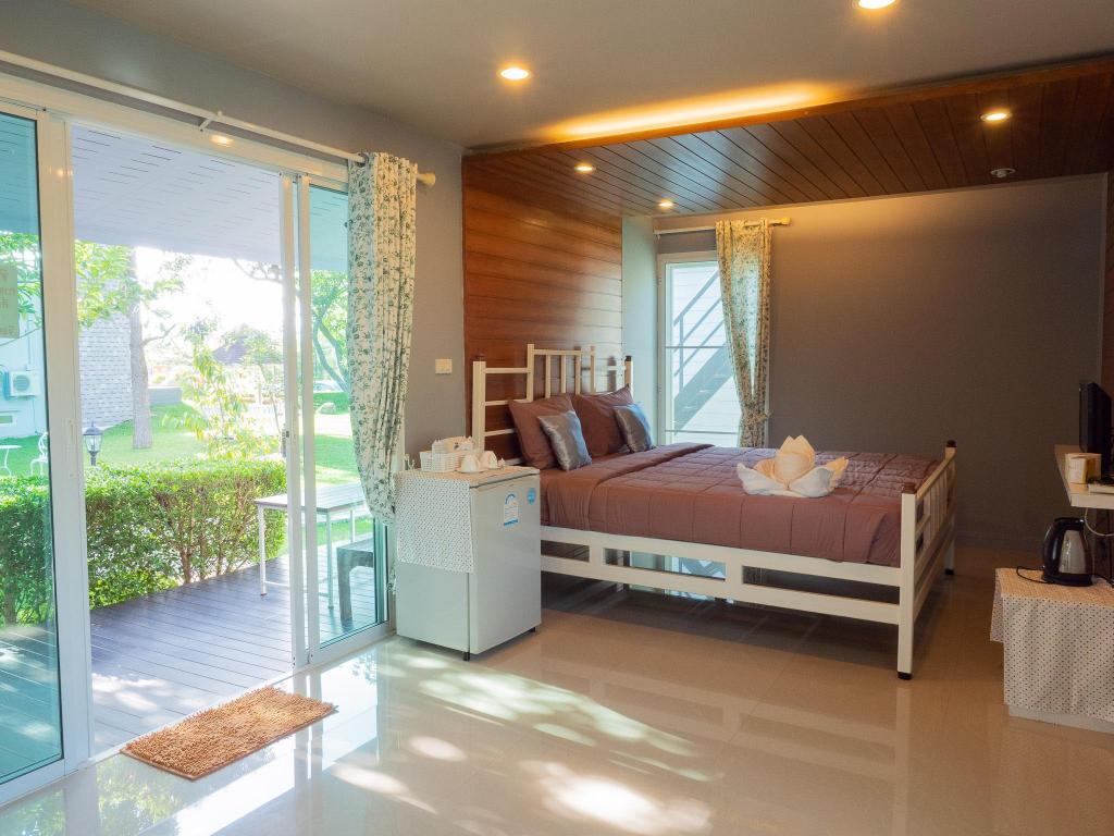 Suite, King Bed, Mountain Side