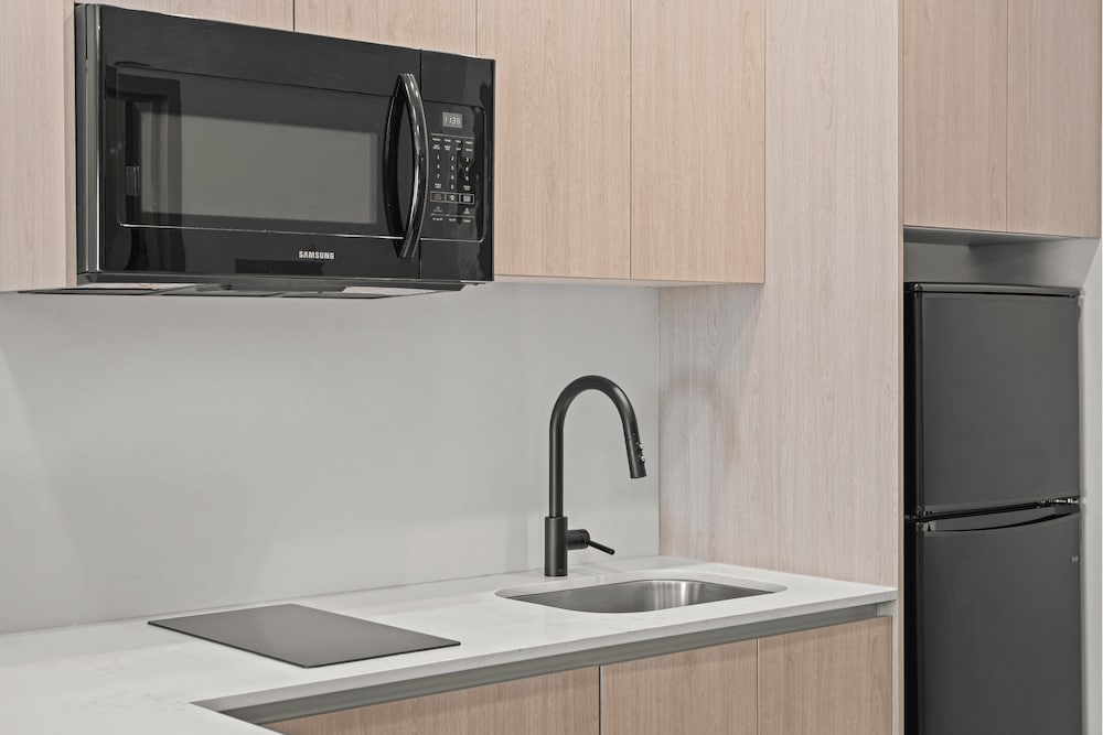 Home Inn and Suites Regina Airport 67/68