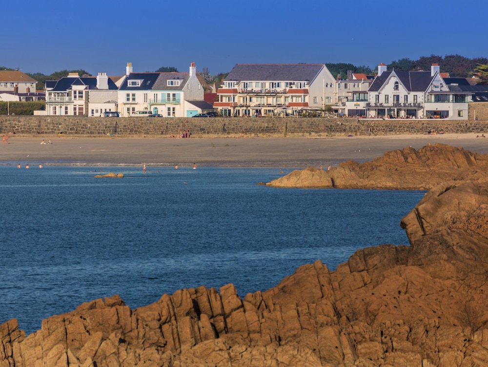 Cobo Bay Hotel 38/45