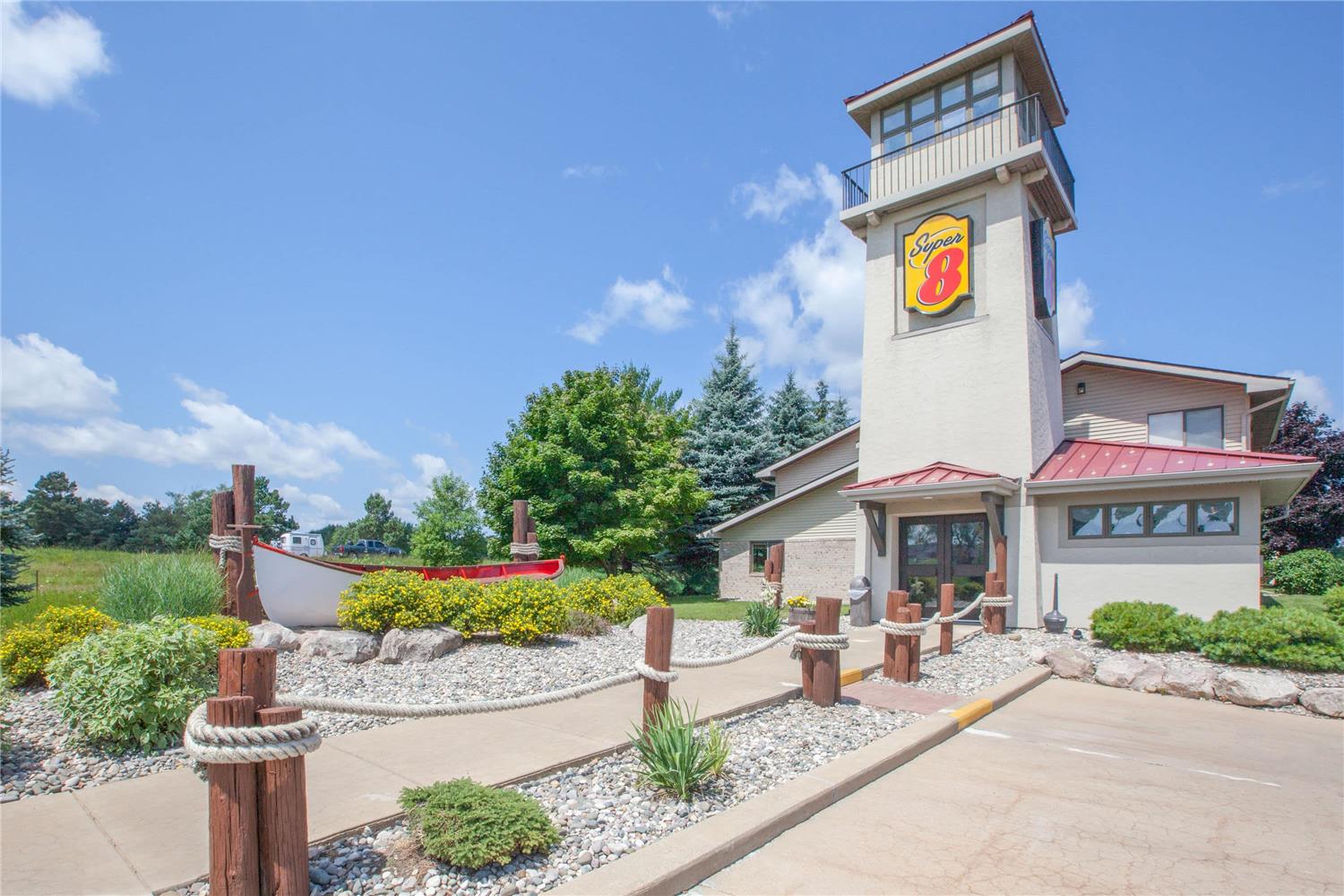 Super 8 By Wyndham Houghton Lake 3/3