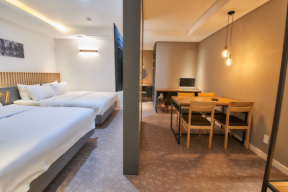 West In Hotel 22/50