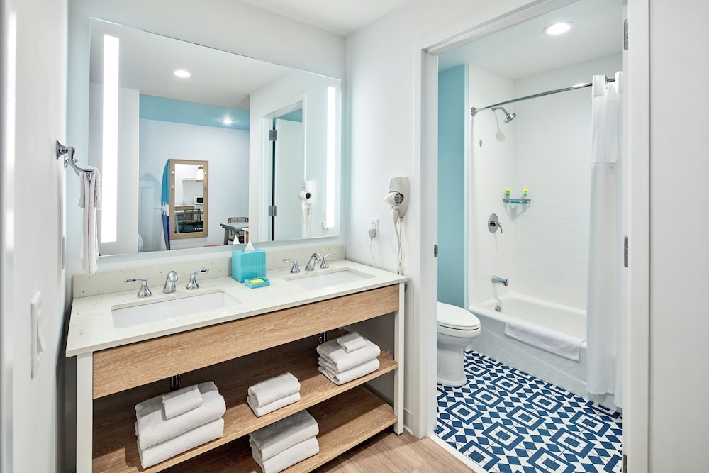 Universal's Endless Summer Resort - Surfside Inn and Suites 38/40
