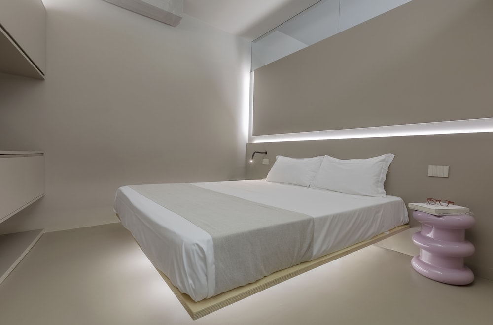 Five Place Design Suite & Apartments 13/58
