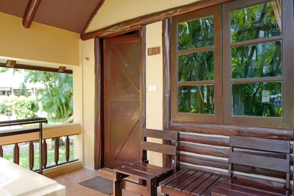 Botany Beach Resort 8/73