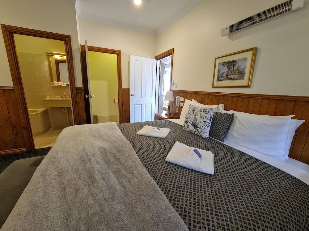 FOREST LODGE RESORT 10/50