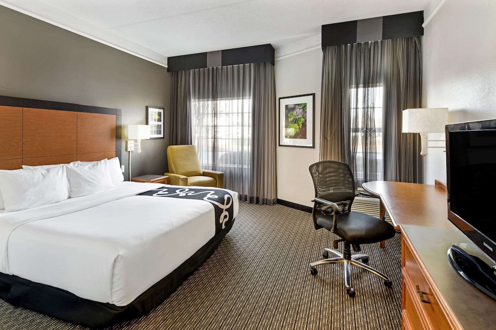 La Quinta Inn Suites Macon 18/45
