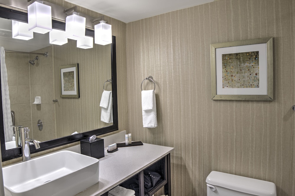 جناح بسريرين كوين بغرفة نوم واحدة بغرفتين مع أريكة، Embassy Suites Indianapolis North 4/4
