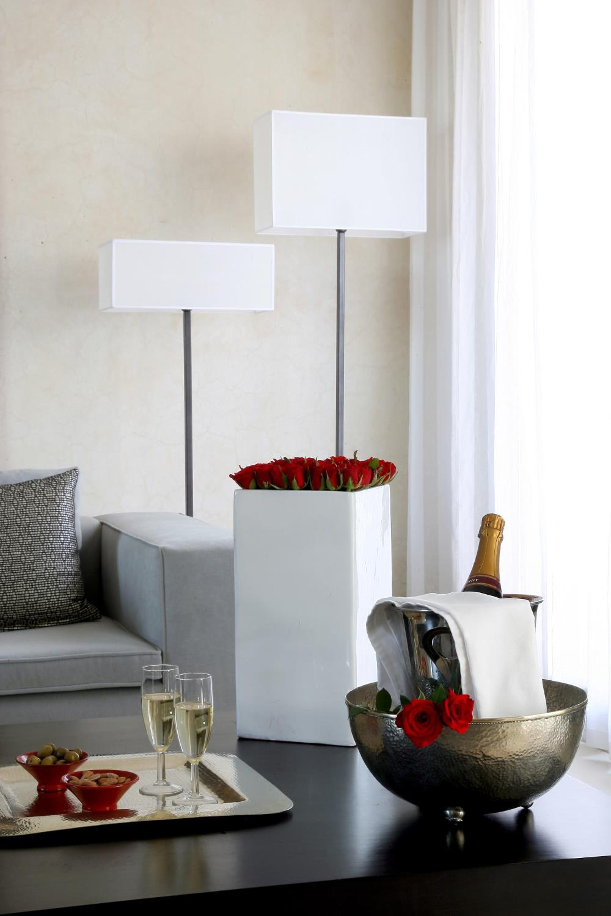 ROYAL, SUITE