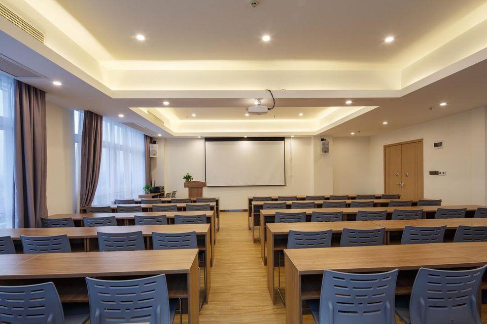 7 Days Premium (Chongqing Liangping People's Square Center) 24/35