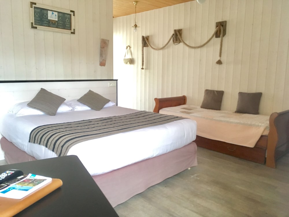 HOTEL RESTAURANT & SPA(FORMERLY PLAISIR PLAISIR) 8/50