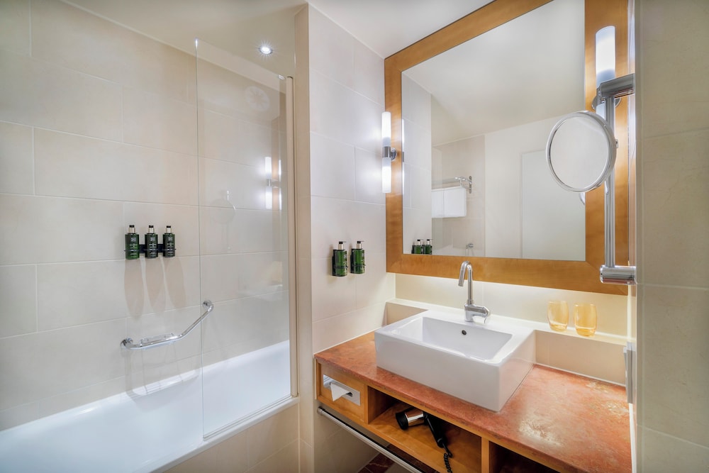 غرفة بريميوم بسريرين منفصلين بإطلالة على النهر، Melia Berlin 7/7