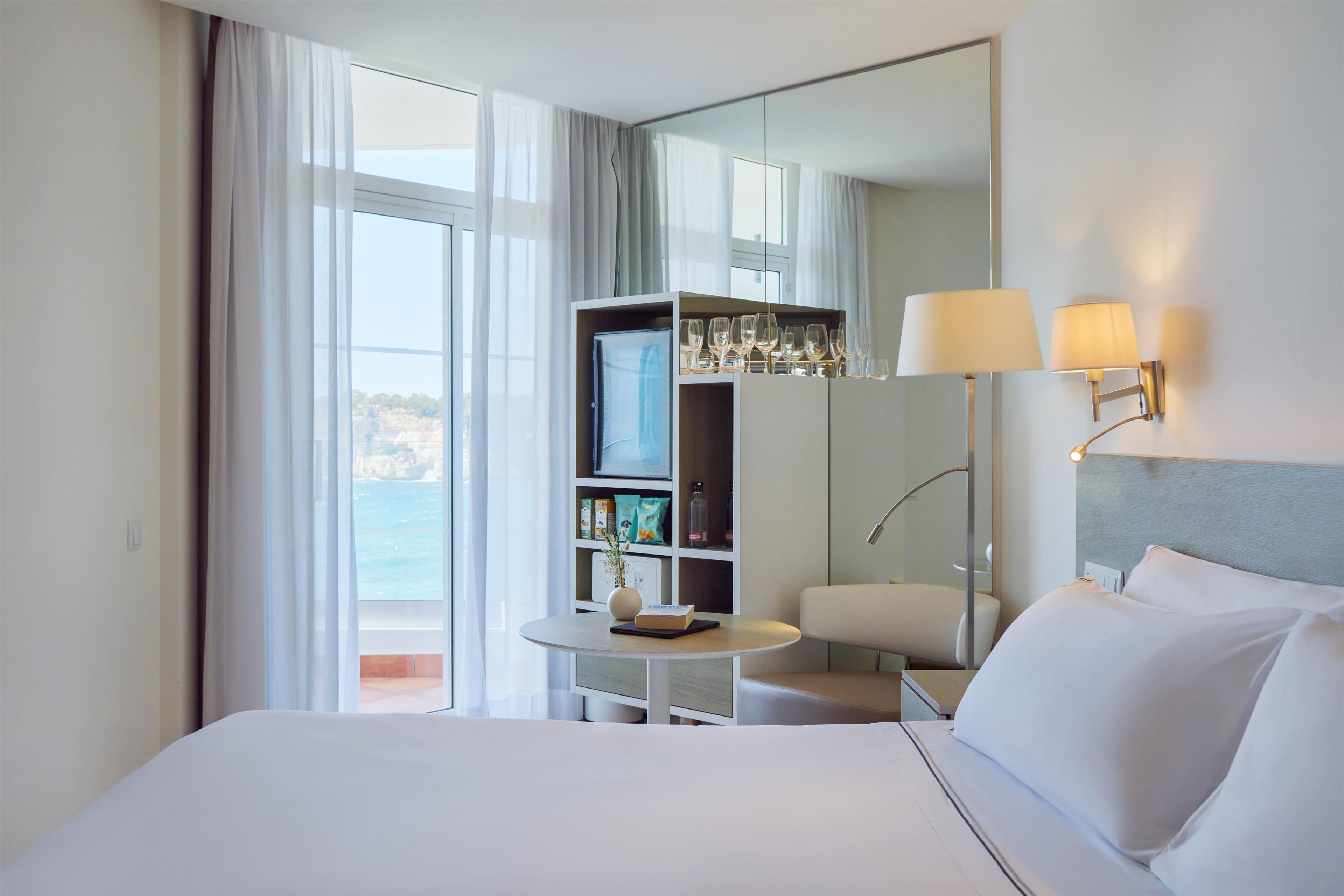 غرفة بسرير مزدوج بإطلالة على البحر، Melia Cala Galdana 5/8