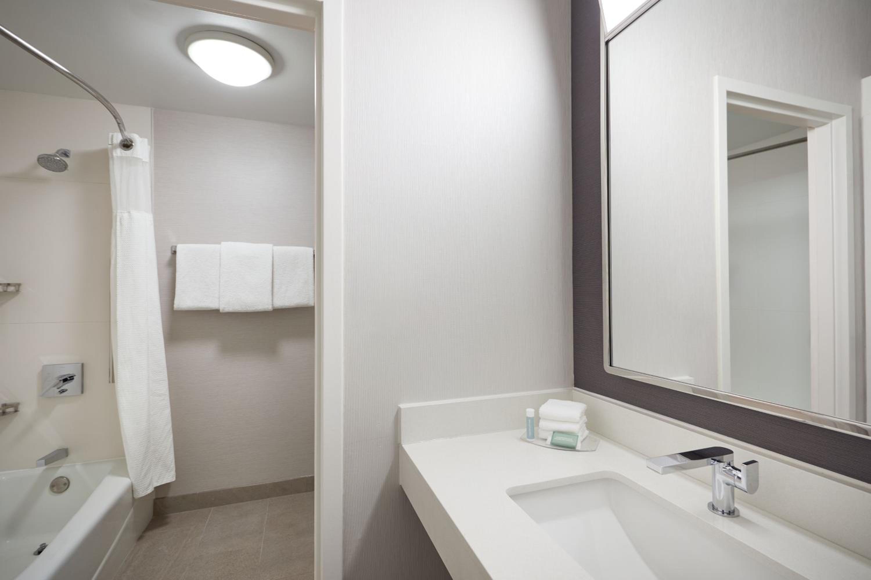 غرفة بسريرين مزدوجين بحوض استحمام لذوي الإعاقة، Courtyard by Marriott Kansas City Overland Park/Metcalf, South of College Boulevard 3/7