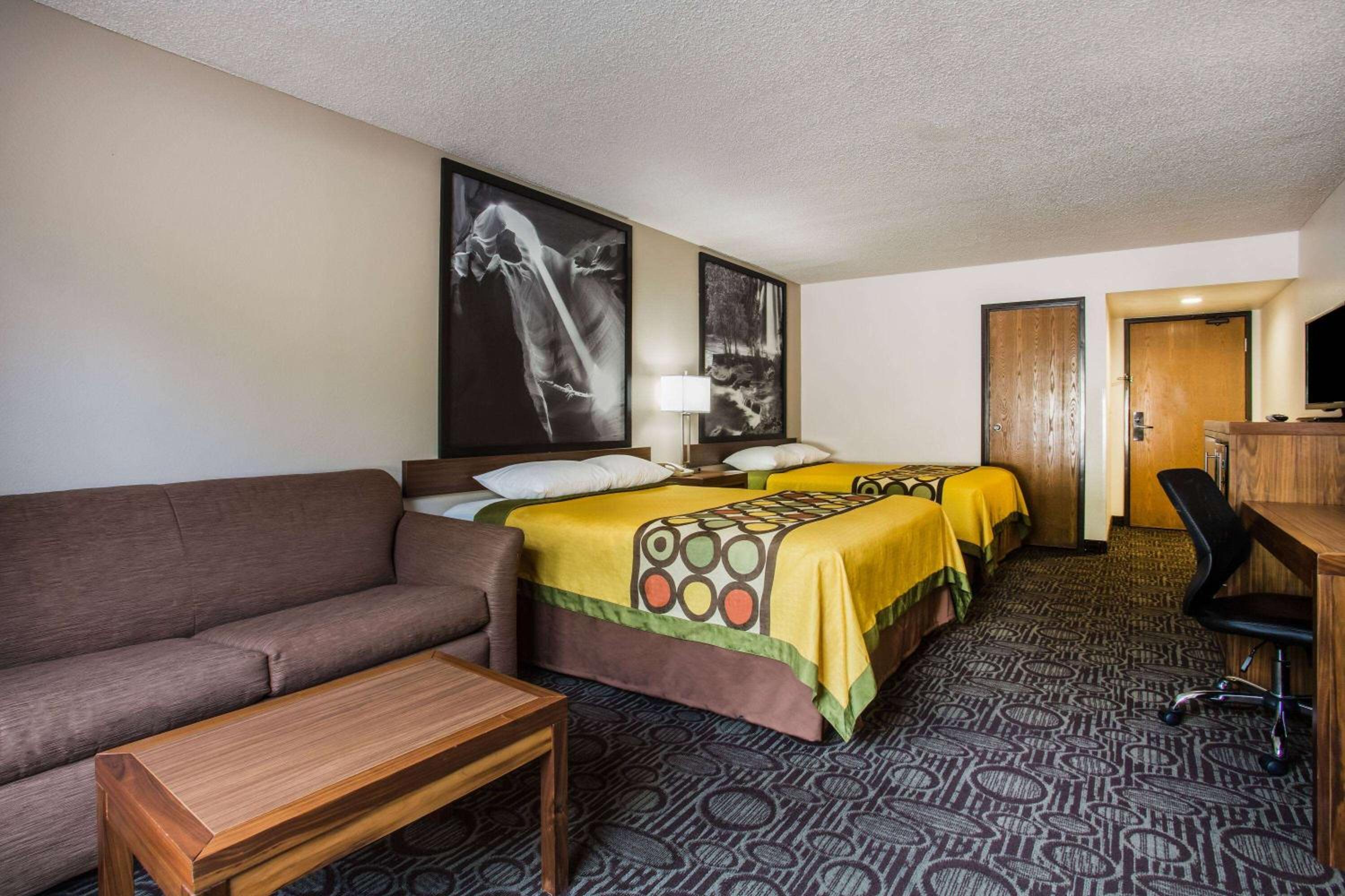 Studio, Suite, 2 Queen Beds, Sofa, Super 8 by Wyndham Flagstaff 2/4