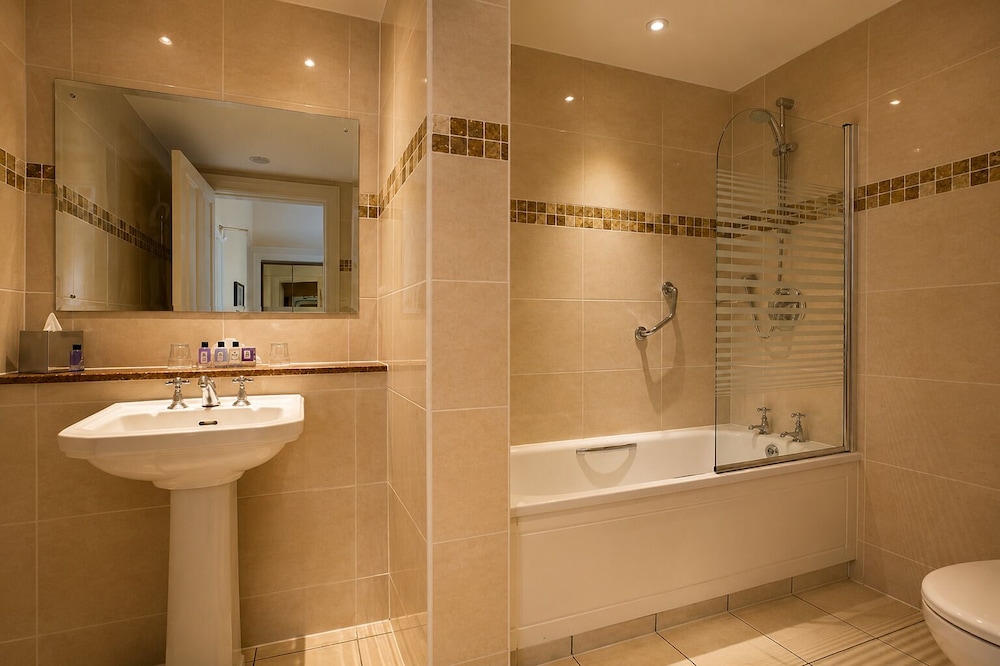 غرفة بسرير مزدوج لذوي الإعاقة، Macdonald Frimley Hall Hotel And Spa 5/5